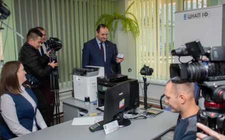 В Центрі надання адміністративних послуг м. Івано-Франківська розпочали видачу посвідчень водія та реєстрацію транспортних засобів