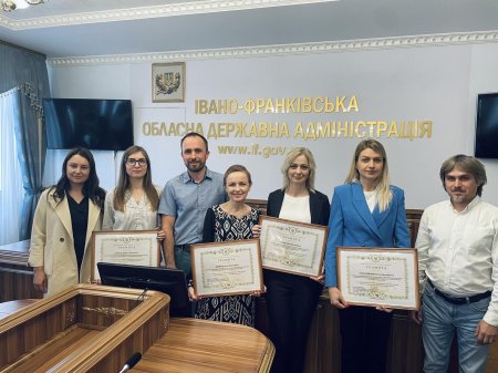 Працівників ЦНАП м.Івано-Франківська нагороджено грамотами голови Івано-Франківської ОДА